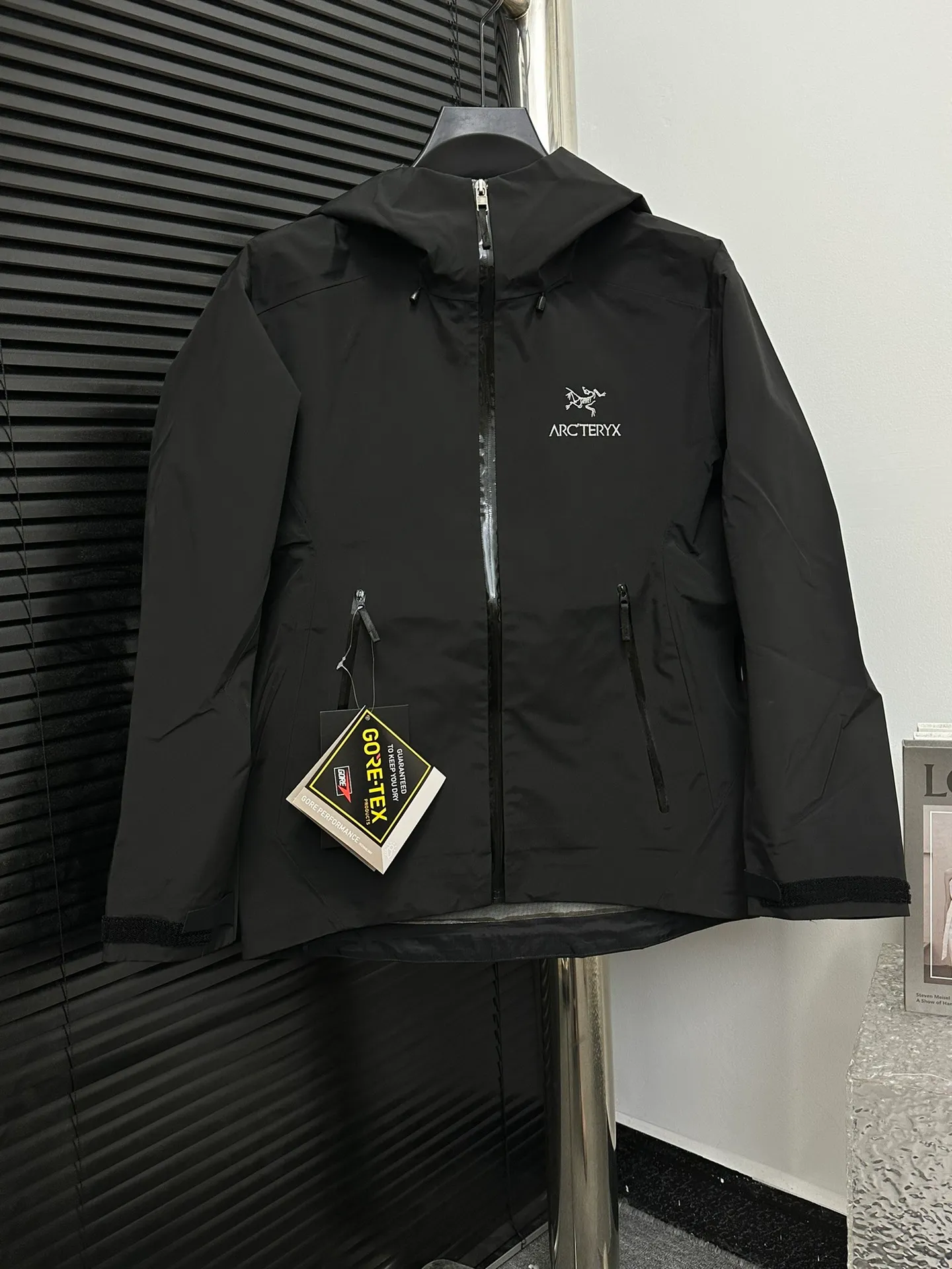 【 】 【ARCTERYX】 Breathable ! ！GORE-TEX， ， ， ， 。 ， ， 。Lightweight Series ！ Quality ！ Lightweight ， Lightweight 。 Series ， ， E 3D ， GORE-TEXPRO ，， 20000、Breathable 10000 N X ，Lightweight ， ， Size：S-XXL